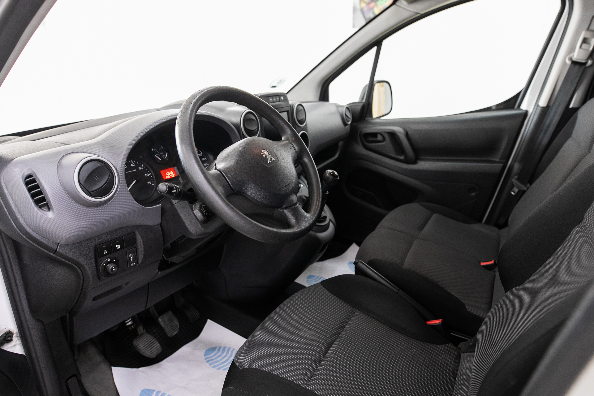 
								Peugeot Partner 2018 full									
