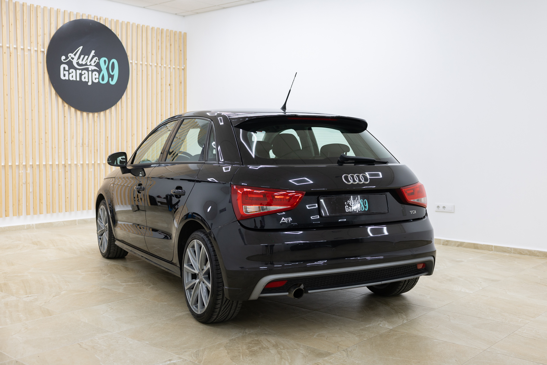 
								Audi A1 full									