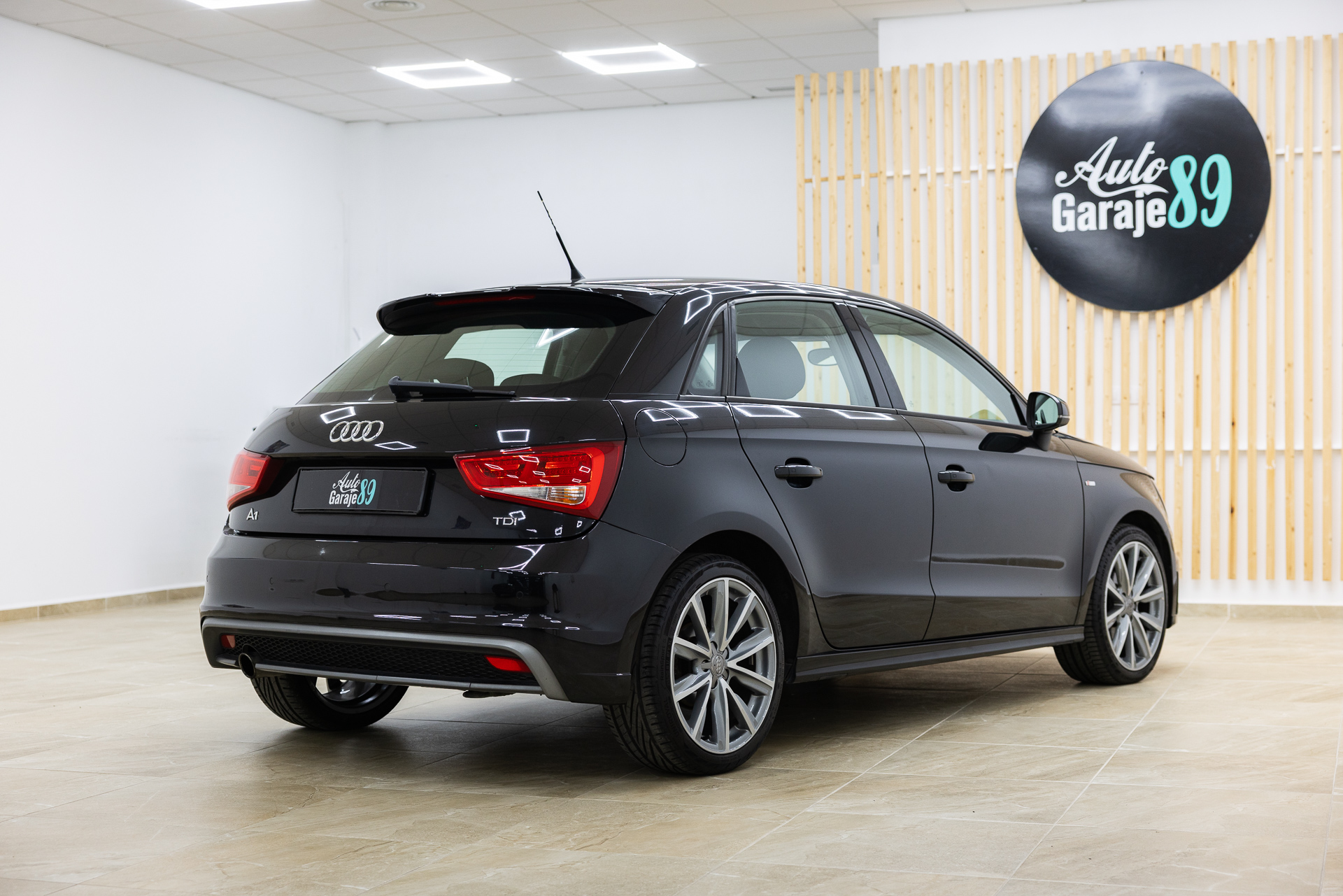 
								Audi A1 full									