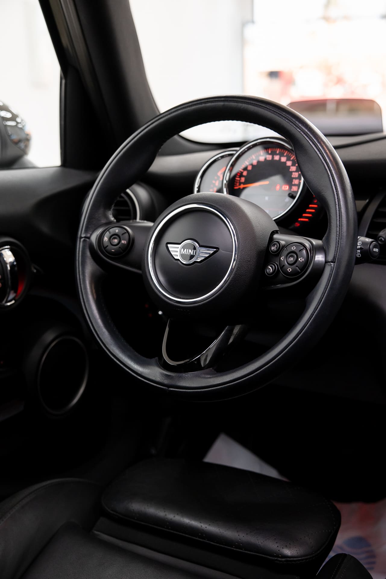 
								MINI MINI COOPER SD 5 PUERTAS full									