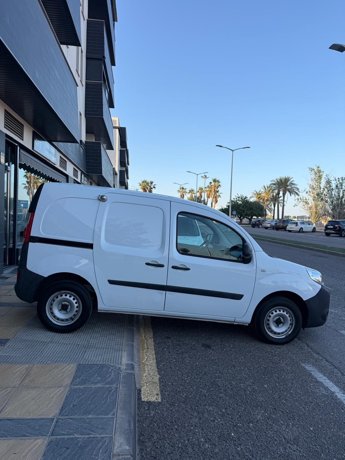 
								Renault Kangoo full									