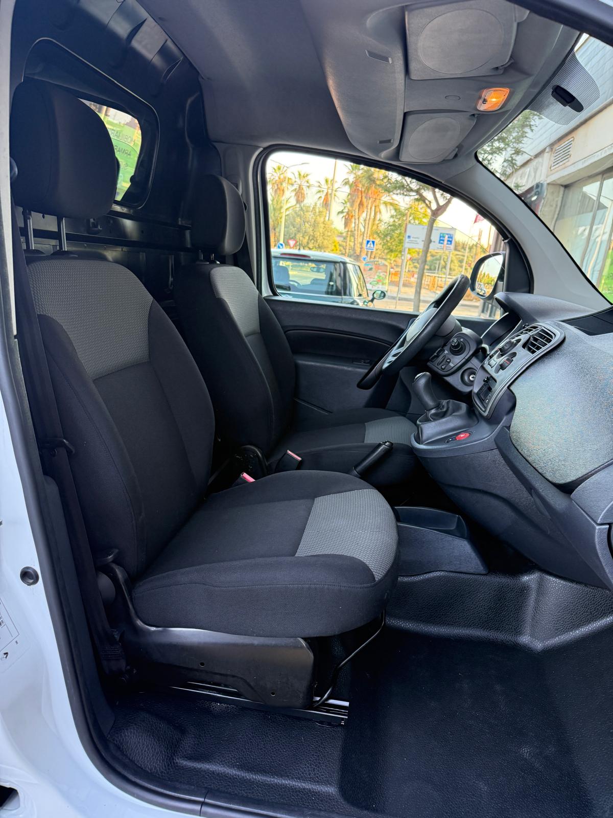 
								Renault Kangoo full									