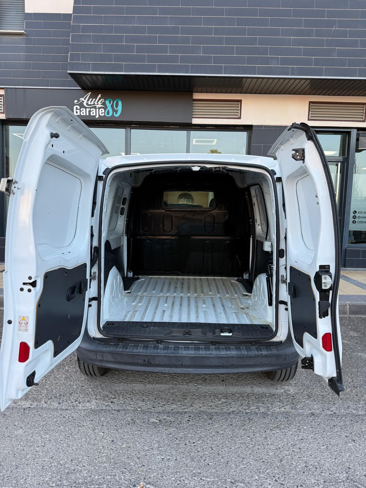 
								Renault Kangoo full									
