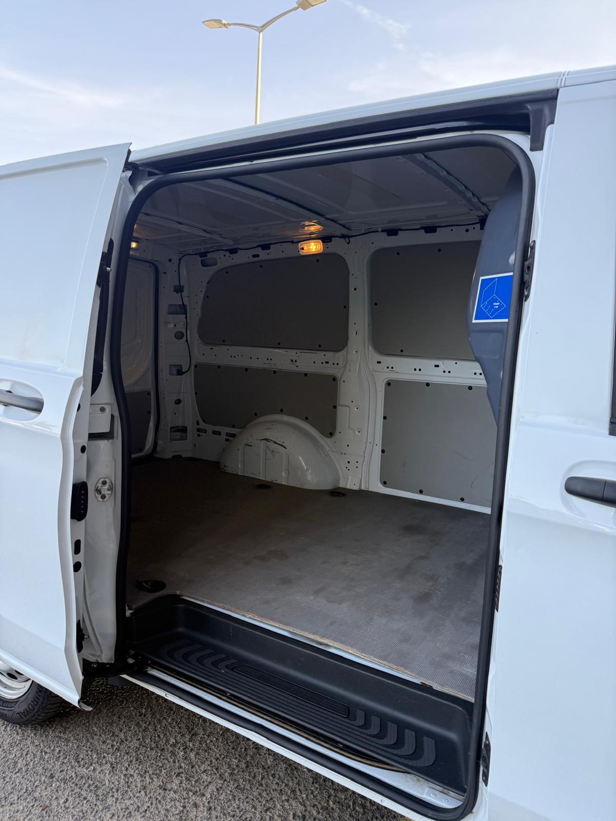 
								Mercedes-Benz Vito full									